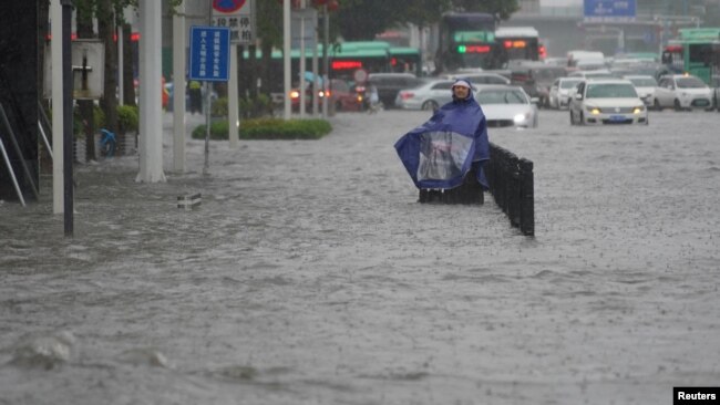 Banjir menggenangi jalanan di kota Zhengzhou, Henan, China Selasa (20/7). 