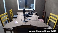 Grève des journalistes des radios privées au Tchad, le 1er décembre 2020. (VOA/André Kodmadjingar)