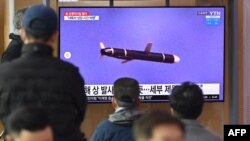 25일 한국 서울역에 설치된 TV에서 북한 미사일 발사 관련 뉴스가 나오고 있다.