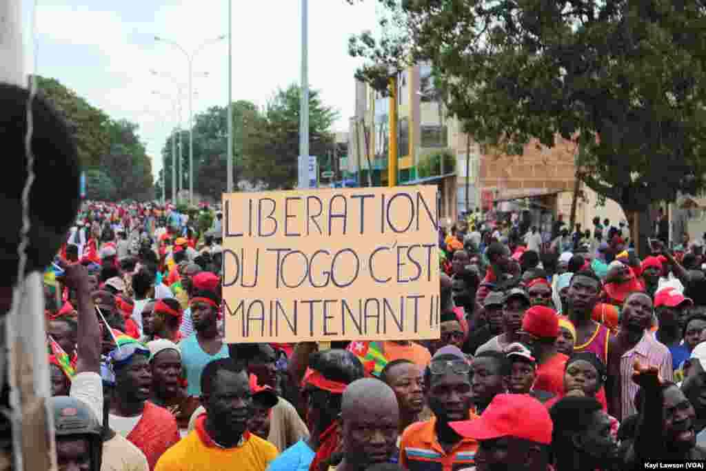 Des centaines de manifestants sont dans les rues de Lomé, au Togo, le 4 octobre 2017. (VOA/Kayi Lawson)