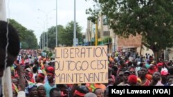 Des centaines de manifestants sont dans les rues de Lomé, au Togo, le 4 octobre 2017. (VOA/Kayi Lawson)