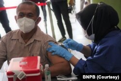 Lebih dari 5.000 warga divaksinasi di GOR Arcamanik, Bandung, Jawa Barat, hari Kamis (8/7). (Courtesy: BNPB)