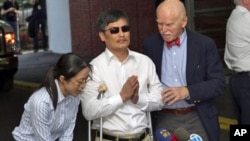 ນາຍ Chen Guangcheng ນັກເຄຶ່ອນໄຫວຕາບອດທີ່ຄັດຄ້ານລັດຖະ ບານຈີນ ຂະນະກ່າວຂອງໃຈສະຫະລັດ ບໍ່ດົນຫຼັງຈາກເດີນທາງໄປເຖິງ ສະຫະລັດ