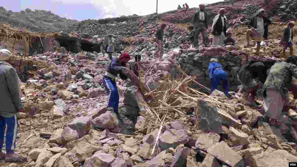Locals help villagers that lost their homes recover their belongs that were scattered during the bombing of Hajar Aukaish, Yemen, April 2015. (VOA/A. Mojalli)