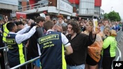 2017年5月27日，在英格蘭曼徹斯特老特拉福德板球場舉行音樂會。這是自周一曼徹斯特遭自殺恐襲後的首場大型活動。圖為音樂會歌迷通過安檢。
