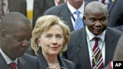 US Secretary of State Hillary Clinton (C), arrives at the opening session of the eighth Africa Growth Opportunities Act (AGOA) Forum in Kenya's capital Nairobi, August 5, 2009 (file photo)