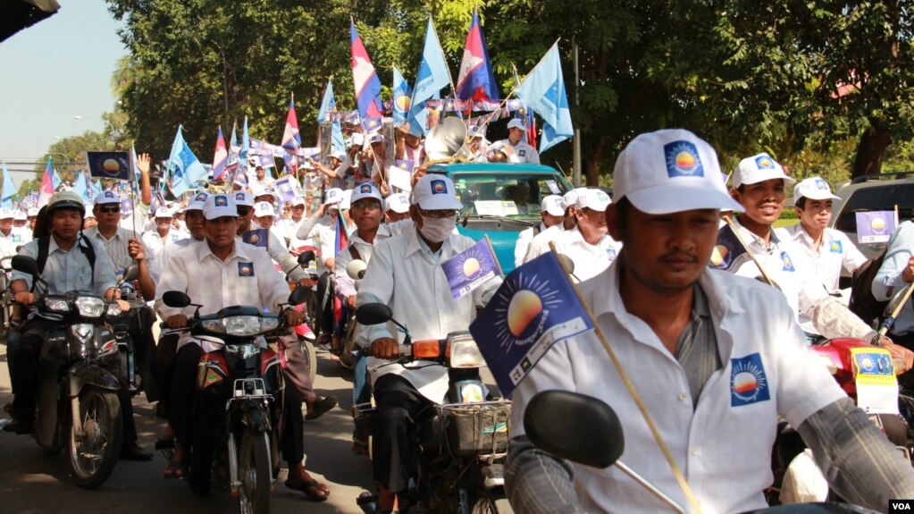រូបឯកសារ៖ ក្រុម​អ្នក​គាំទ្រ​គណបក្ស​សង្គ្រោះជាតិ ដែល​គណបក្ស​នេះ​ត្រូវ​បាន​តុលាការ​កំពូល​រំលាយ។ 