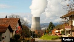 스위스 라이프슈타트 원자력 발전소의 냉각탑에서 연기가 피어오르고 있다.