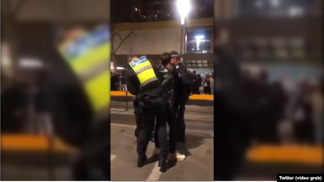 Hình ảnh chụp từ video trên mạng xã hội cho thấy một người biểu tình gốc Hoa bị cảnh sát bắt giữ ở Melbourne, Úc, ngày 16 tháng 8, 2019.