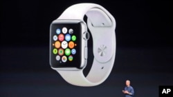 ایپل کے سربراہ ٹم کک 'ایپل واچ' کی لانچنگ کا اعلان کر رہے ہیں (فائل)