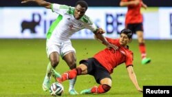 Bintang sepakbola Meksiko, Alan Pulido (kanan) berebut bola dengan pemain Nigeria Emmanel Emenike pada sebuah pertandingan persahabatan (foto: dok).