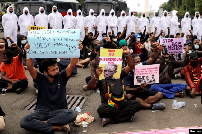 Aktivis Papua memegang plakat dalam peringatan peringatan deklarasi kemerdekaan Papua Barat dari penjajahan Belanda, di Jakarta, 1 Desember 2021. (Foto: REUTERS/Willy Kurniawan)