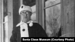 James Martin, Jefe de Correos de Santa Claus, Indiana, comenzó a responder cartas en 1914.