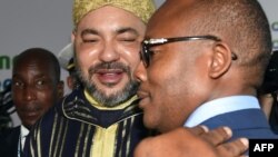 Le roi Mohammed VI et le Premier ministre Umaro Sissoco Embalo à Abidjan, le 29 novembre 2017.