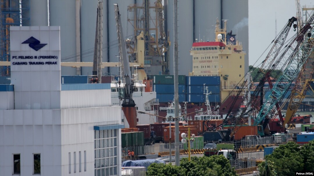 Situasi pelabuhan Tanjung Perak Surabaya dengan latar belakang kapal pengangkut kontainer yang akan bersandar (Foto: VOA/Petrus Riski).