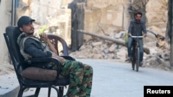 یک نیروی ارتش آزاد سوریه، از مخالفان دولت. جاشوآ لندیس می گوید تنها ارتش سوریه و کردهای سوری توان پس گرفتن دیرالزور را دارند.