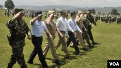 Durante un acto de reconocimiento al ejército de Colombia, en el departamento de Cauca, el presidente Santos rechazó "gestiones paralelas" con los grupos armados.