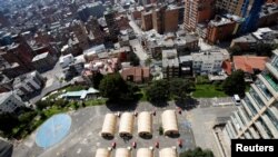 Tiendas de campaña frente al hospital militar en Bogotá siguen en construcción para atender a víctimas del coronavirus. Marzo 22 de 2020.