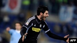 Vincenzo Iaquinta de Cesena jubile après avoir marqué contre la SS Lazio lors de leur match de football de Serie A au Stade Olympique de Rome le 9 février 2012.