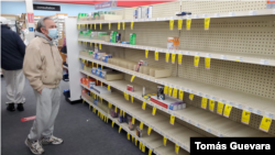 Un ciudadano observa los anaqueles casi vacíos de un supermercado en la costa este de Estados Unidos, el miércoles 05 de enero. [Foto: Tomás Guevara, VOA].