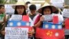 Những nhà hoạt động sinh viên Philippines cầm mô hình tàu Trung Quốc để phản đối việc xây dựng đảo gần đây và yêu cầu Trung Quốc ra khỏi nhóm các đảo đang tranh chấp ở quần đảo Trường Sa thuộc Biển Đông, trong một cuộc biểu tình tại Manila, Philippines, ngày 03 tháng 3 năm 2016.