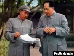 1955年，掌管中南海警卫工作的中央军委警卫局负责人汪东兴少将与毛泽东合影（中国老照片）
