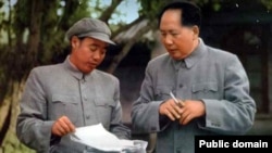 1955年，掌管中南海警卫工作的中央军委警卫局负责人汪东兴少将与毛泽东合影（中国老照片）