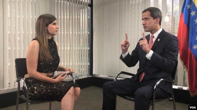 美国之音记者在加拉加斯采访委内瑞拉临时总统瓜伊多。(2019年8月19日)