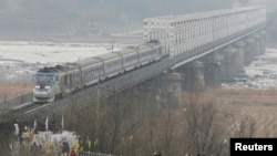 경의선 남측 최북단역인 도라산역에서 서울역으로 향하는 기차가 임진강 철교를 건너고 있다. (자료사진) 
