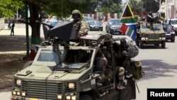 Military vehicles lead the way as South African President Jacob Zuma arrives as the head of an Africa Union-lead delegation in an attempt to broker dialogue to end months of violence in Burundi's capital Bujumbura, Feb. 25, 2016.