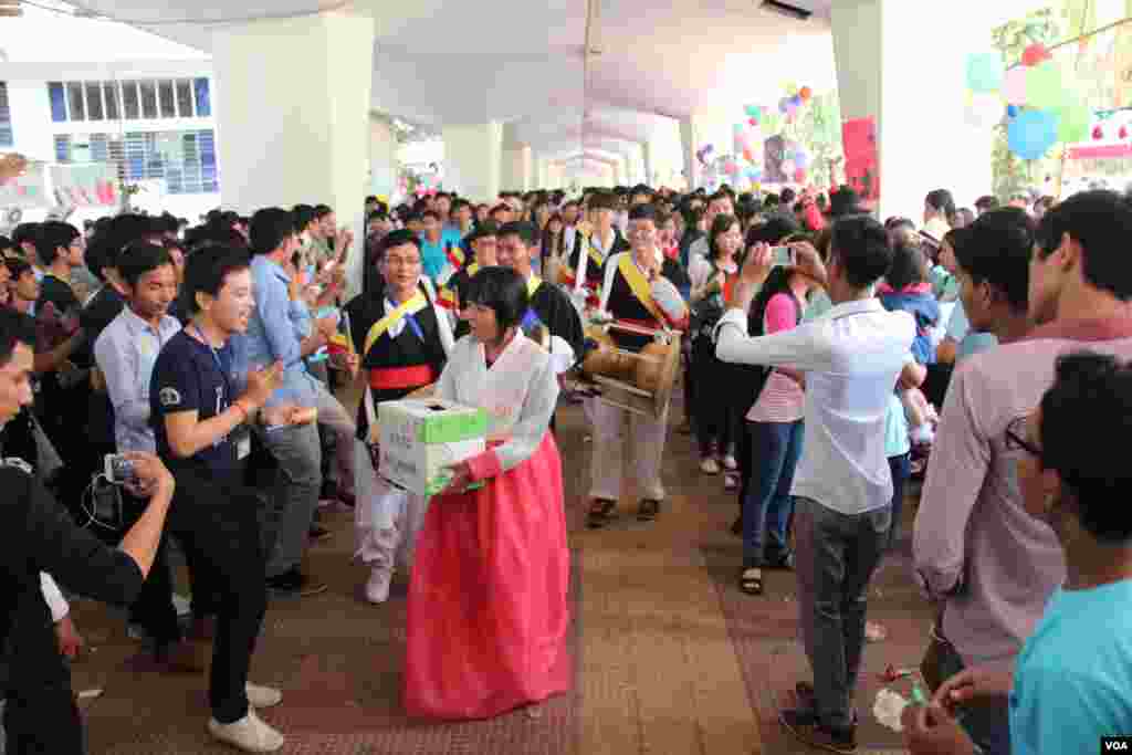  ក្រុមនិស្សិតភាសាកូរ៉េវាយស្គរប្រពៃណីរបស់ប្រទេសកូរ៉េដើម្បីរៃអង្គាសប្រាក់ដាក់ក្នុងធុងនៅក្នុងកម្មវិធីសប្បុរសធម៌លើកទី៦របស់សកលវិទ្យាល័យភូមិន្ទភ្នំពេញ កាលពីថ្ងៃទី១៤ ខែកុម្ភៈ ឆ្នាំ២០១៥។ ខណៈពេលដែលយុវជនជាច្រើនបានយកថ្ងៃទី១៤ ខែកុម្ភៈ មកបង្ហាញពីក្តីស្រឡាញ់ ដោយឡែកនៅឆ្នាំ២០១៥នេះមានស្ថាប័នជាច្រើនបានយកថ្ងៃ១៤កុម្ភៈនេះ មកបង្កើតជាកម្មវិធីផ្សេងៗ ដើម្បីជាប្រយោជន៍ដល់សង្គមជំនួសវិញ ដូចជាកម្មវិធីសប្បុរសធម៌នៅសាកលវិទ្យាល័យភូមិន្ទភ្នំពេញជាដើម។ (នូវ ពៅលក្ខិណា/VOA)