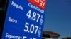 Sebuah papan menampilkan informasi harga bahan bakar minyak di sebuah pom bensin di San Diego, California, 9 November 2021. (Foto: Mike Blake/Reuters)