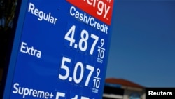 Sebuah papan menampilkan informasi harga bahan bakar minyak di sebuah pom bensin di San Diego, California, 9 November 2021. (Foto: Mike Blake/Reuters)