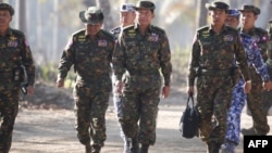 缅甸国防军司令敏昂兰大奖（中）2018年8月29日在伊洛瓦底江三角洲地区观看军事演习