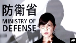 이나다 도모미 일본 방위상이 28일 도쿄 방위성 청사에서 사임 기자회견을 하고 있다. 