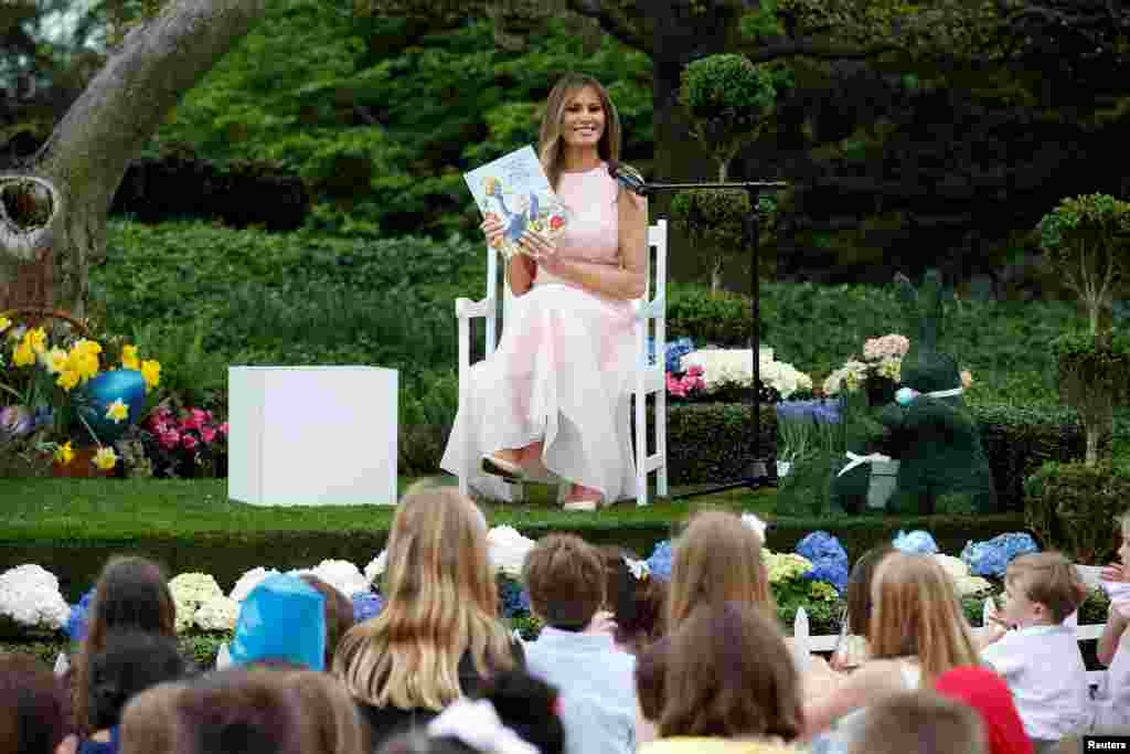 La primera dama de EE.UU. deleita a los niños con una lectura en los jardines de la Casa Blanca durante la celebración de la Pascua y la tradicional carrera de huevos de Pascua. Melania Trump lee a los niños el libro "Party Animals".