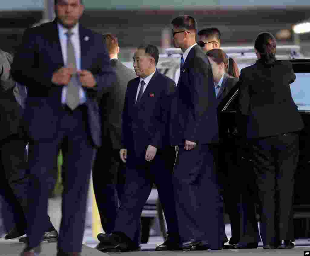 هرچند دیدار پرزیدنت ترامپ و رهبر کره شمالی لغو شده اما گفته می شود حضور کیم یونگ چون در نیویورک برای بررسی برگزاری این نشست در ۲۲ خرداد است.