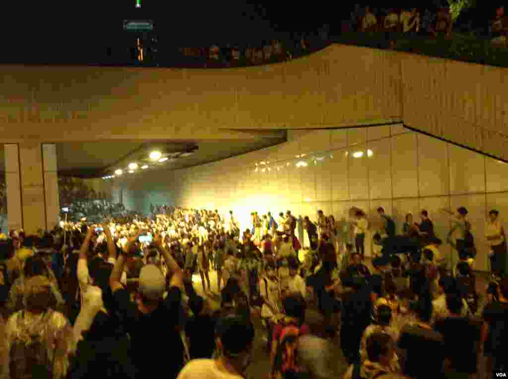 10月14日晚數以百計的香港示威群眾和警察對峙，警方驅之不散(美國之音海彥拍攝)