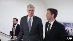 Calon hakim agung Neil Gorsuch (kiri) bersama Senator Ben Sasse di Capitol Hill, Washington, D.C. (7/2). 