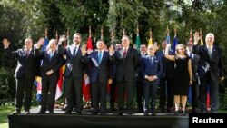 Leaders wave to the media for the official picture of Lima Group meeting in Santiago, Chile, April 15, 2019. 