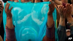  India Srinagar က မူဆလင်အမျိုးသမီး တဦး ဝတ်ပြုဆုတောင်းနေစဉ်။