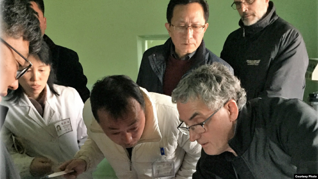 과거 북한을 방문한 '조선의 그리스도인 벗들(CFK)' 관계자가 현지 의료진에게 기구 사용법을 설명하고 있다. (사진=CFK 2019년 소식지)