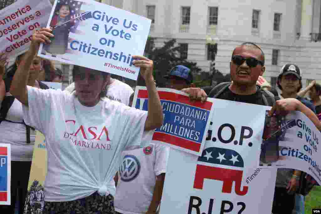 Grupos proinmigrantes convocaron a una &quot;Marcha por la Ciudadanía&quot; y acompañar a los legisladores en el Congreso cuando regresen a retomar las negociaciones por una reforma migratoria.
