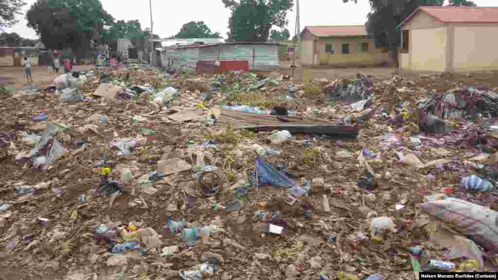 Lixo no bairro Kapango no município de Luena, Moxico.