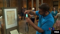 遊客到紐約公共圖書館觀看和拍攝傑佛遜手寫的《獨立宣言》真跡