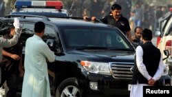 Muhammad Safdar, husband of Maryam Nawaz, daughter of ousted Pakistani premier Nawaz Sharif, waves from a a vehicle as he arrives at an accountability court in Islamabad, Oct. 19, 2017. 
