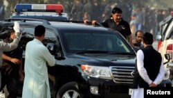 巴基斯坦前总理谢里夫的女婿萨夫达尔乘车抵达伊斯兰堡问责法庭 (2017你10月19日)