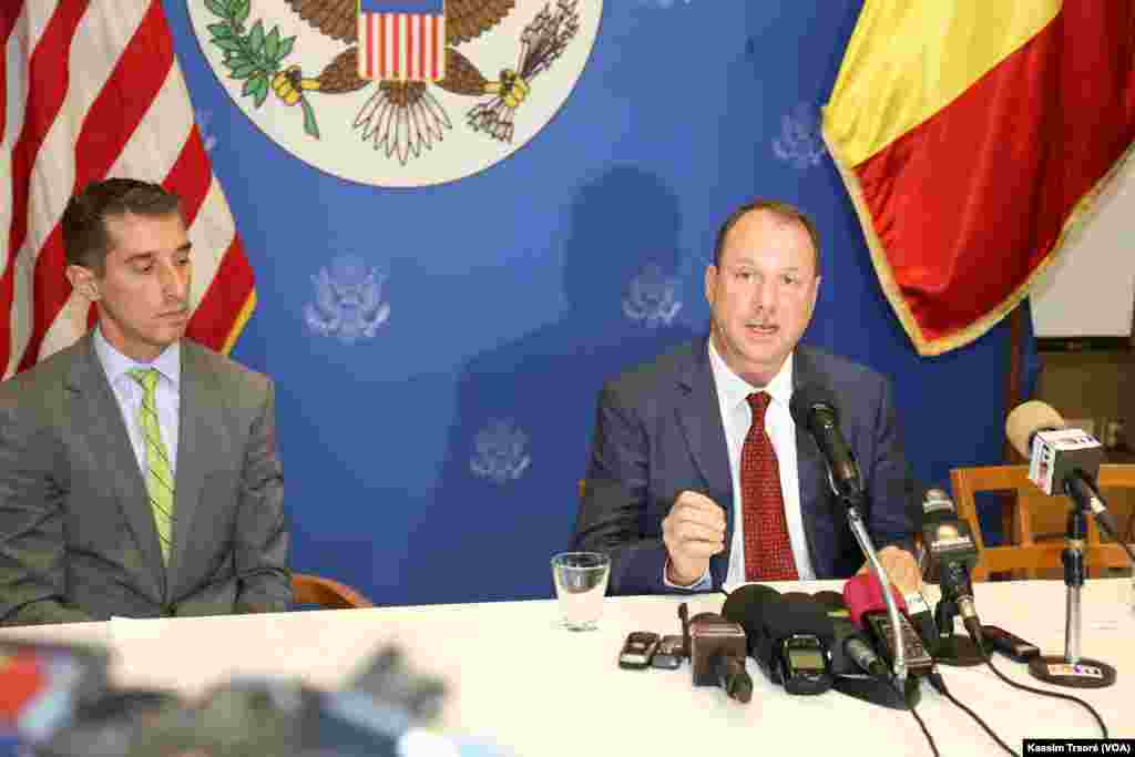 US Ambassador to Mali Paul Folmsbee (r.) during a news conference in Bamako, September 27. 2016. 