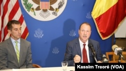 L'ambassadeur des Etats-Unis au Mali, Paul Folmsbee (à dr.) lors de sa conférence de presse du 27 septembre 2016. (VOA/Kassim Traoré) 