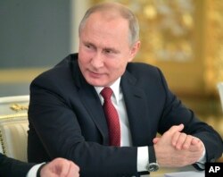 블라디미르 푸틴 러시아 대통령이 지난 27일 러시아 모스크바 크렘린궁에서 열린 회의를 주재하고 있다.